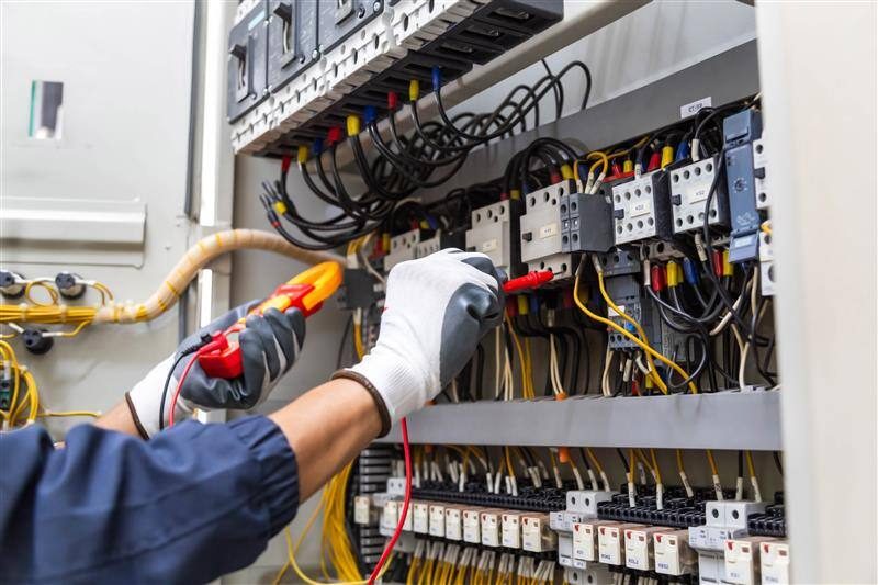 Electrician autorizat ANRE lucrând la tablou electric - București-Ilfov